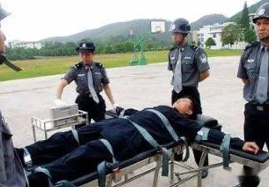 死刑犯被枪决时, 为何一定要用绳子将裤脚绑起来?