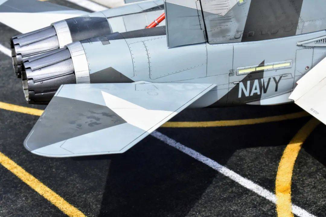 就是魄力满点  而这架vfc-12的假想敌f/a-18a  想必不用多说了  采取
