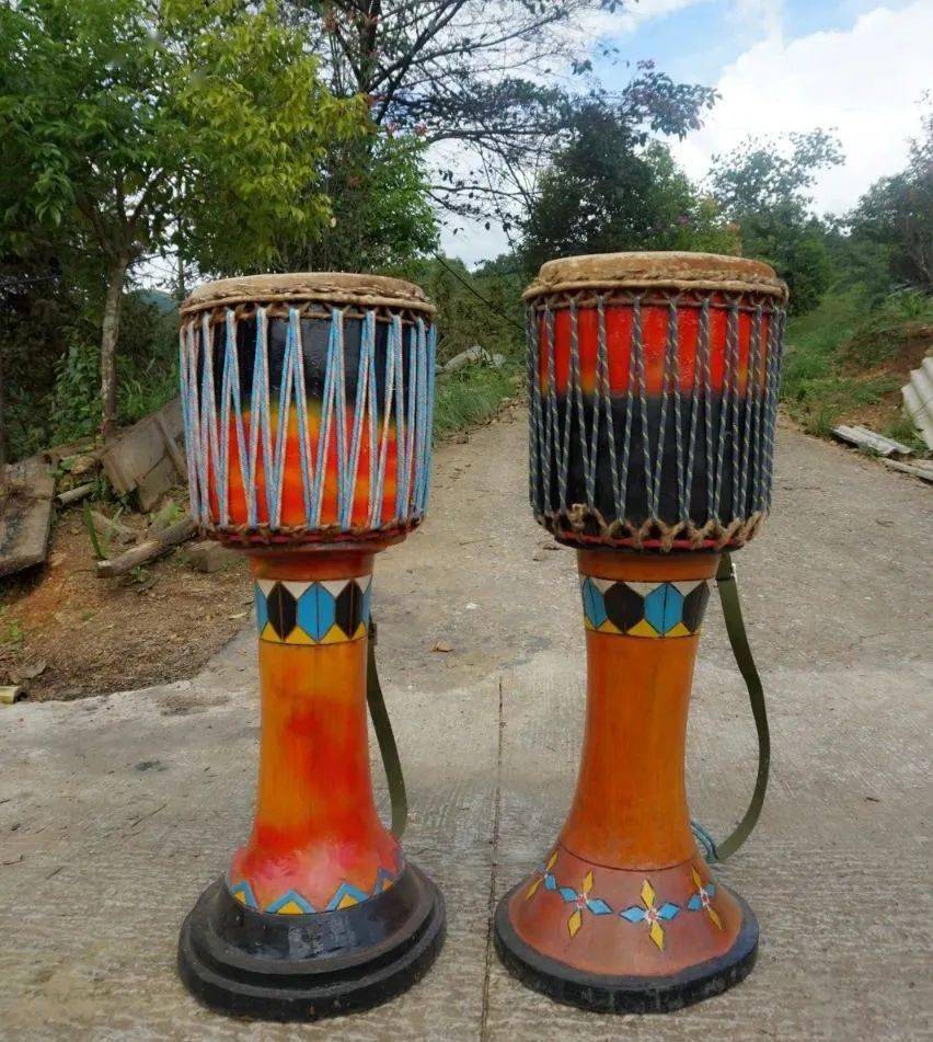 二胡到制作佤族的通天神器——木鼓,把对佤族图腾文化的理解,融入到