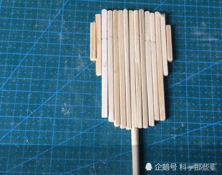 粉丝用一次性筷子自制鲛肌手办,看到最后,网友:火影道具组的吧
