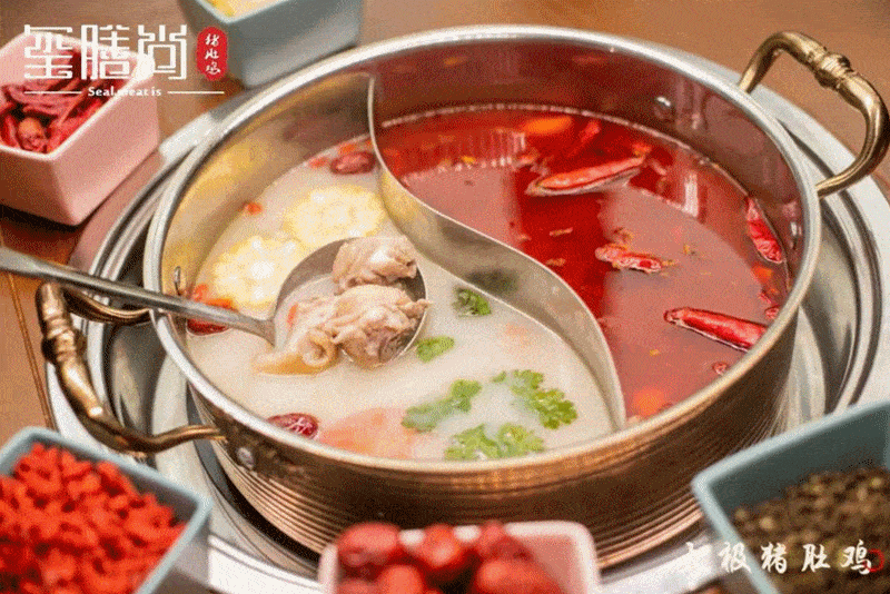 吃猪肚鸡,精髓就在汤底. 一锅鲜亮诱人的浓汤只是入门标准!