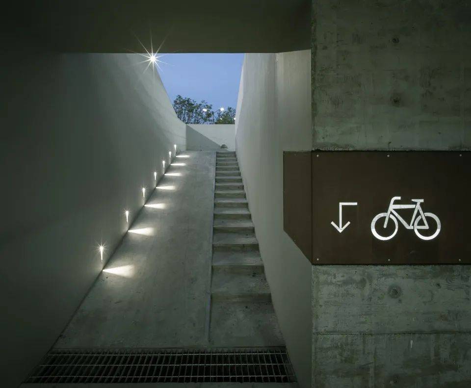 三处内凹阴角处设置非机动车坡道,建筑南侧以水平连续界面回应园区内