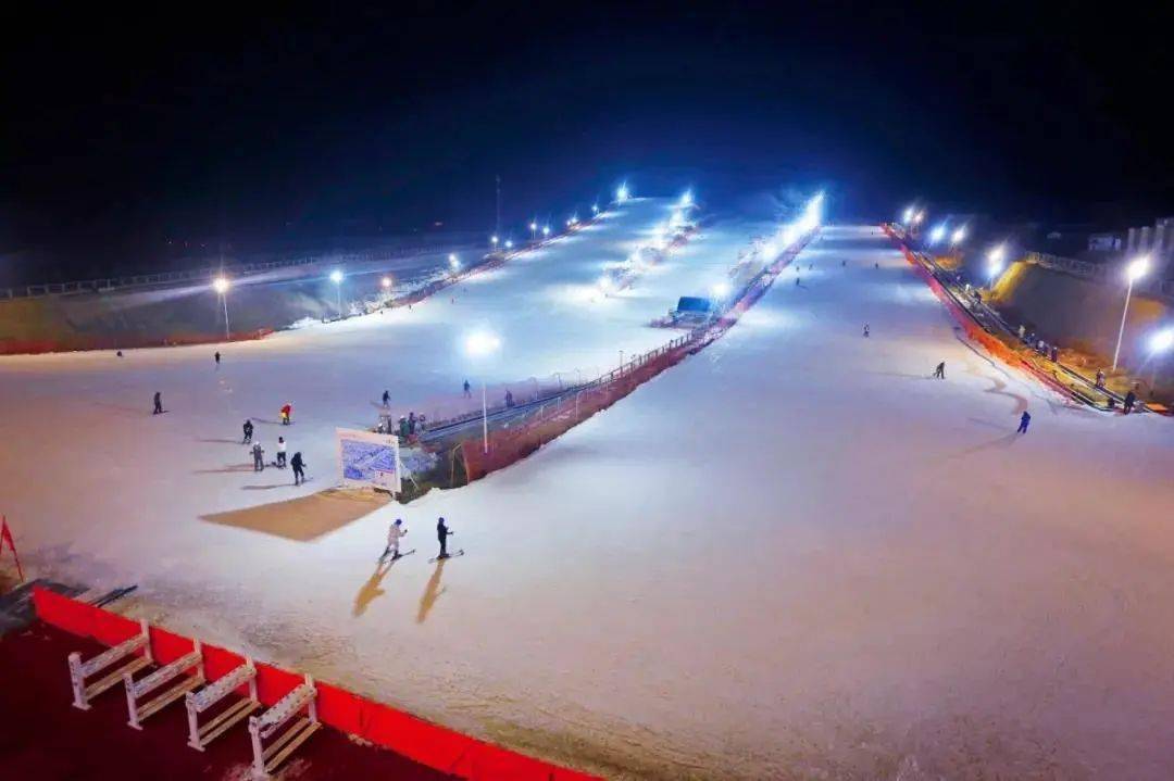 所以西山滑雪场决定延长营业时间 一方面缓解周末的拥堵现象 另