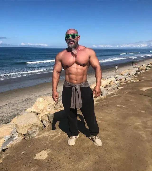 真人版龟仙人,56岁大爷肌肉爆棚身材完胜小伙:中年不一定油腻