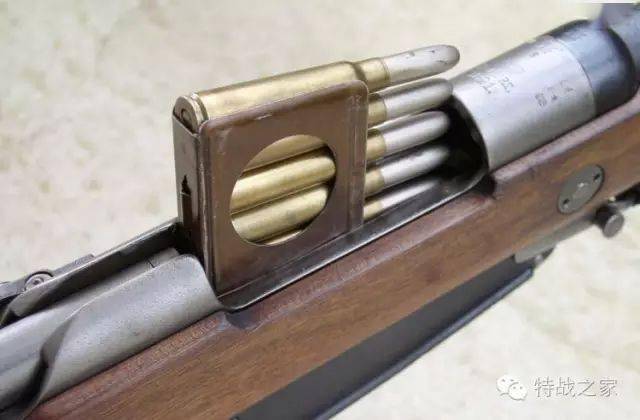 这是俗称"老套筒"的德国m1888步枪,可以看到该枪使用漏夹向弹仓内装填