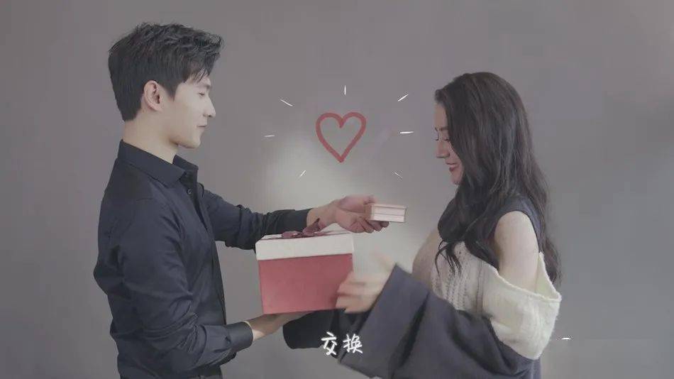 杨洋迪丽热巴同框庆祝杀青 互送礼物好甜