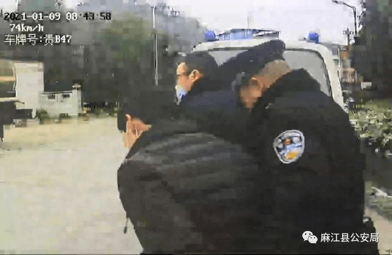 贵州载39人大巴高速行驶中突发恐怖一幕 惊悚全程被监控拍下（图）
