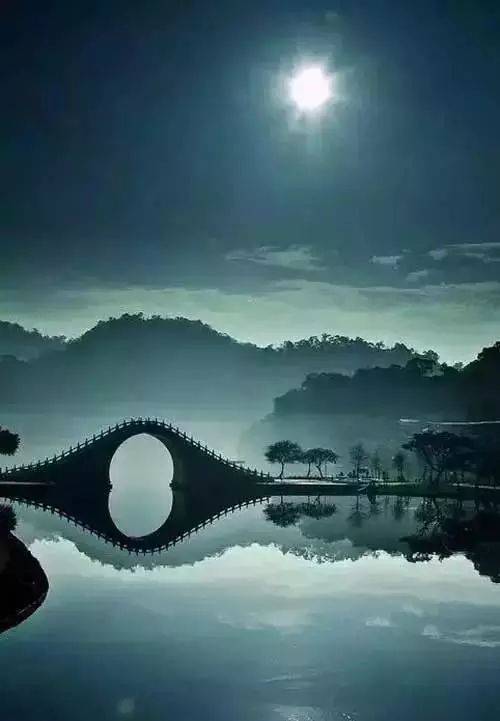 你站在桥上看风景 跨水架桥,意境之美 雕琢装饰,千姿百态 工艺必须