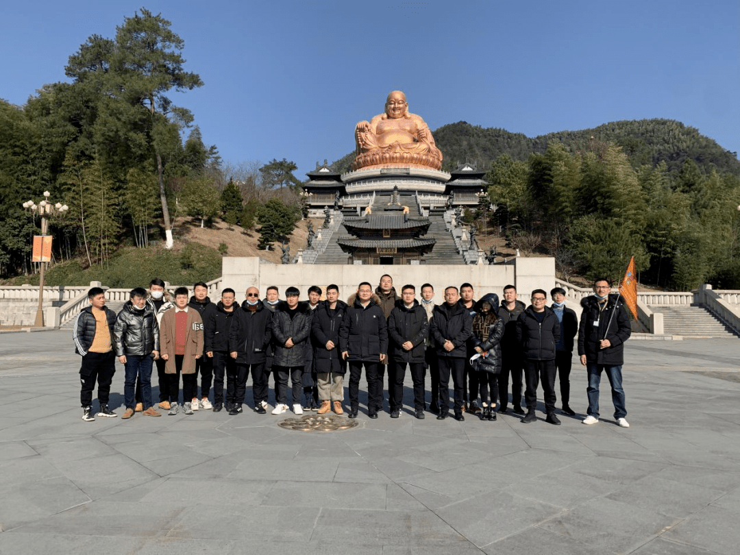 区内拥有"蒋氏故居"丰镐房等8个系列史迹景点,中国佛教五大名山雪窦山