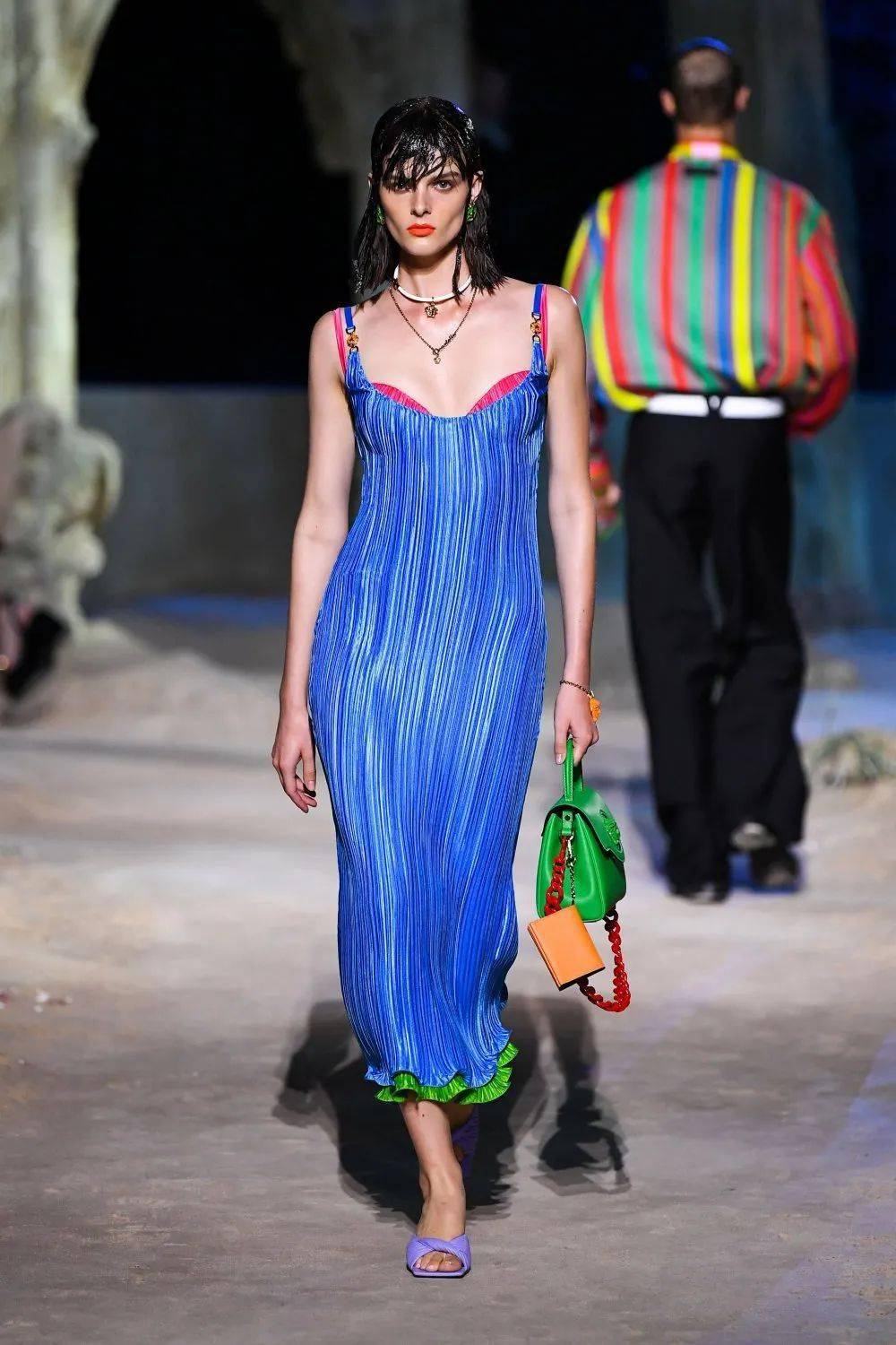 范思哲2021秋冬时装秀,迪奥2021秋冬时装秀 versace(范思哲)2021春夏时装秀!