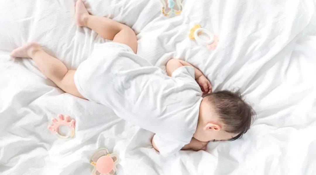 宝宝几个月可以练习趴和抬头 e043c54b19714d95bffdd347805d6c96.jpeg