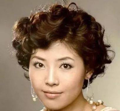 50岁女人想装嫩?别总剪短发!尝试3种