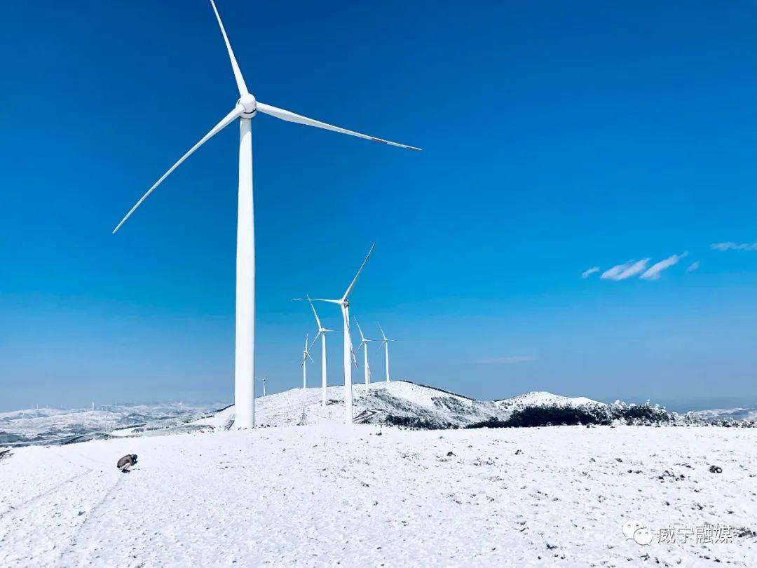 (来源:威宁广播电视台 隆冬时节 万籁俱寂 雪姑娘悄悄报到 广袤无垠