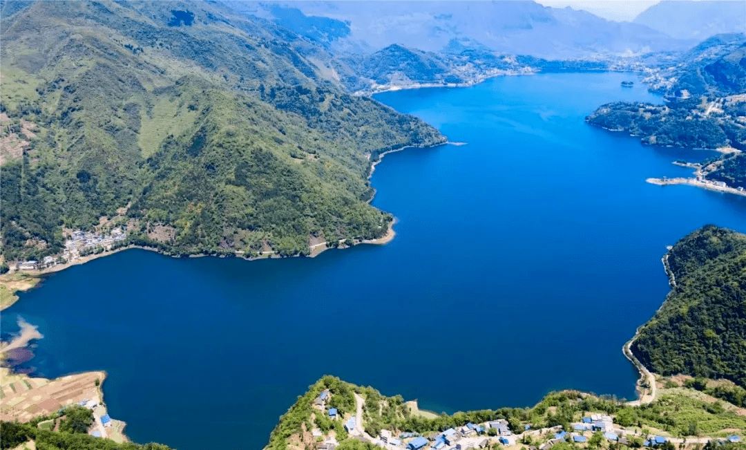 雷波县马湖风景名胜区   来源 闲暇时刻,漫步湖畔  湖水湛蓝澄澈 与