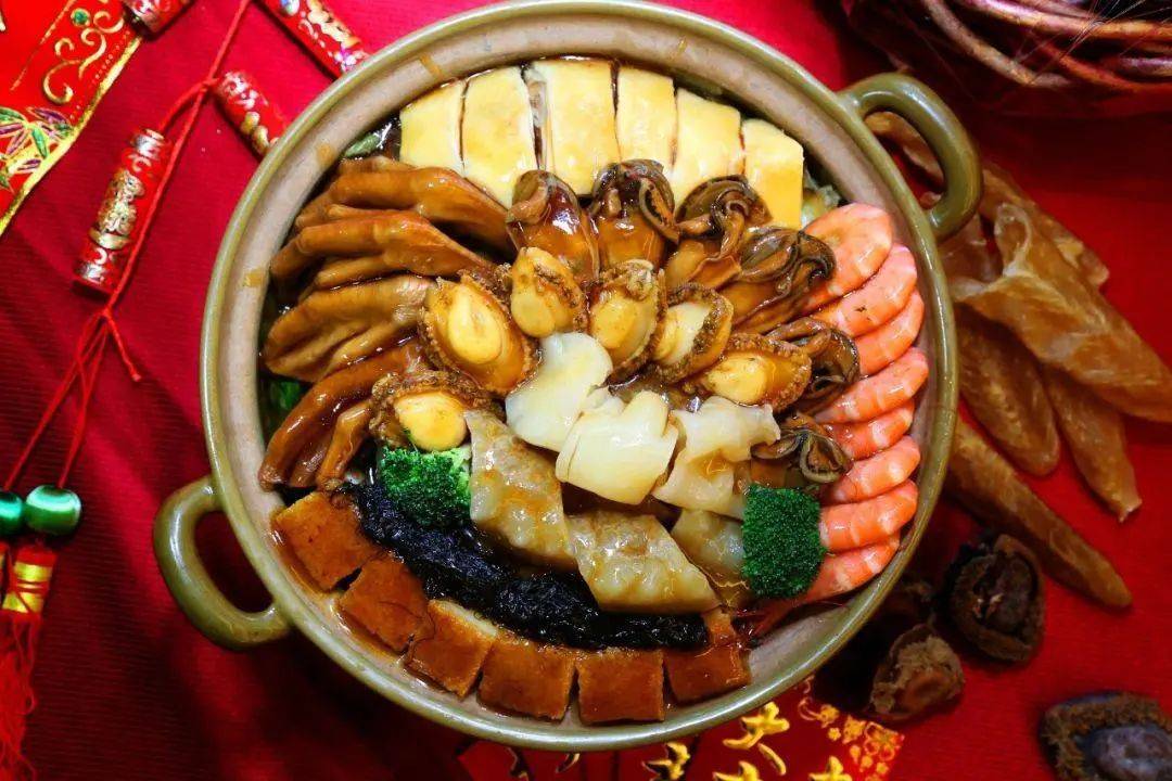 盆菜是广东人过年爱吃的菜式,名称好听,寓意吉祥,里面的菜肴也丰富