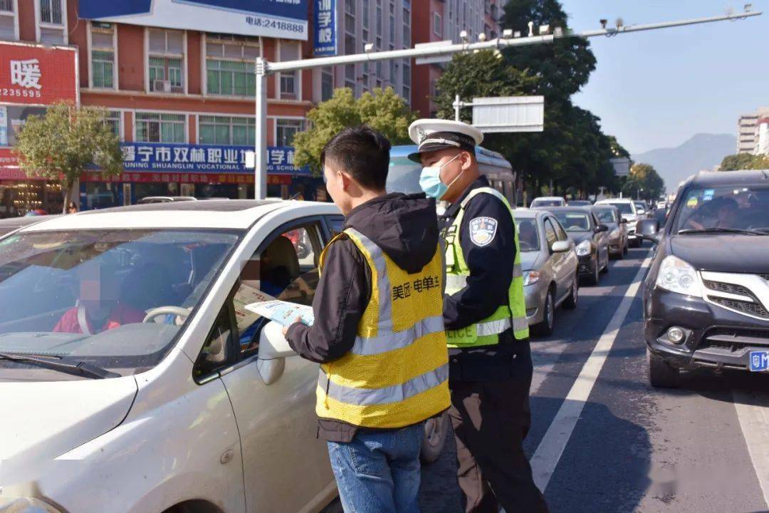 揭阳交警带外卖小哥上街查车营造交通安全宣传氛围