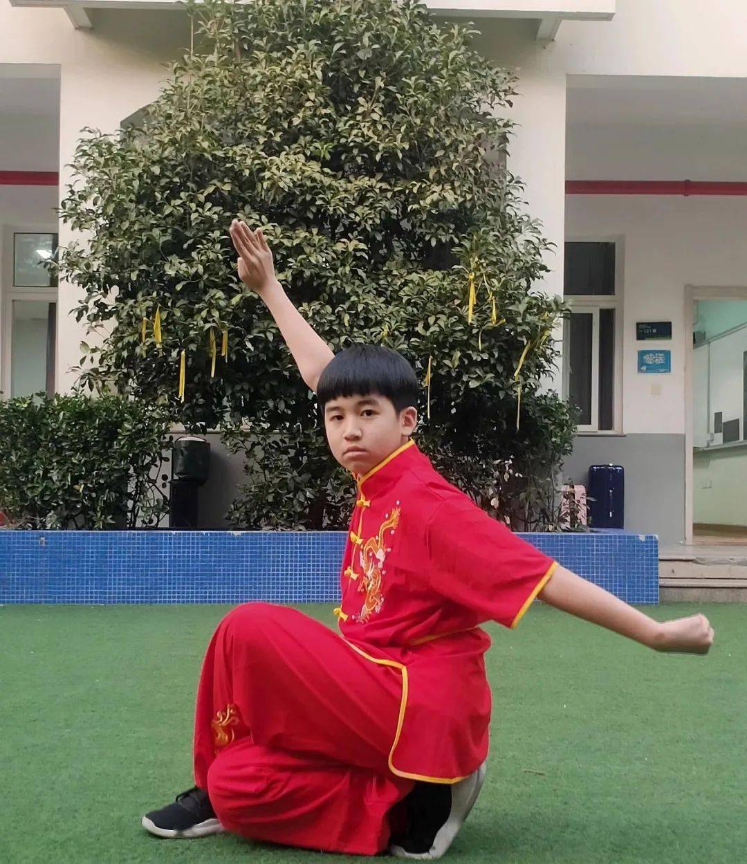 我从二年级开始,一直在校武术社团学习武术.