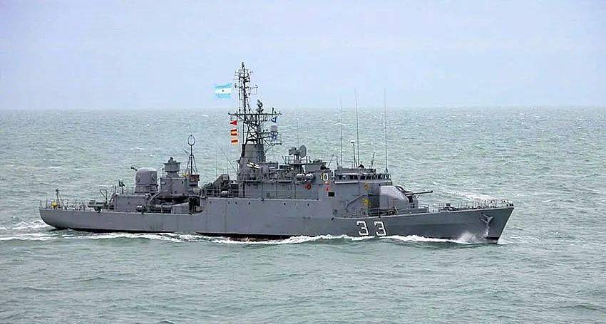 阿根廷海军护卫舰出动战机升空,打击在专属经济区的非法捕捞活动