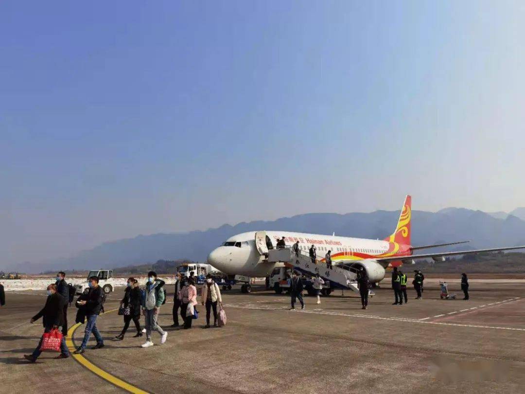 有三条路可走,1北京飞重庆坐  火车也许 7小时到秀山2北京飞湖南