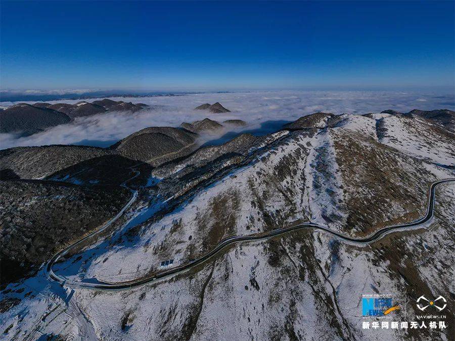 重庆巫溪红池坝长期被积雪覆盖 漫山白雪与云海在山间相汇 雪景壮阔