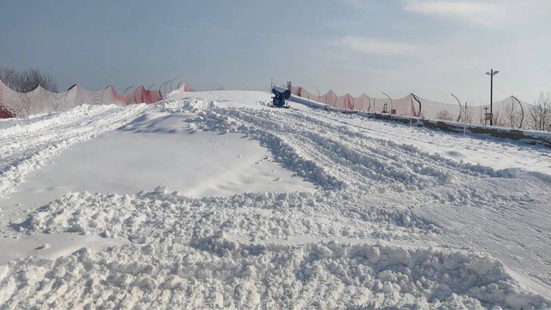 白龙潭滑雪场对于连云港市区的人们来说,最熟悉的滑雪场可能就是白