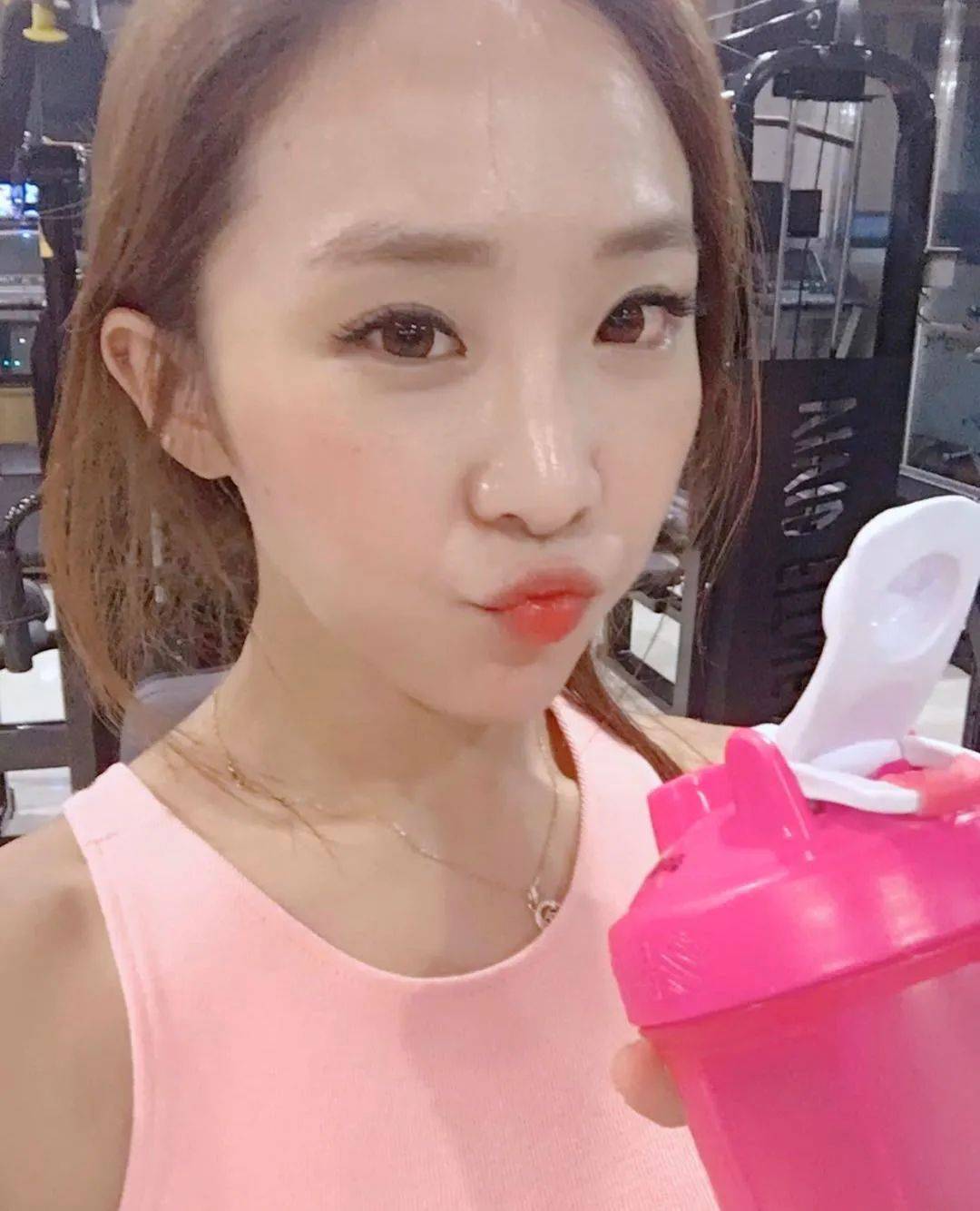 an da jeong 就是这样一位拥有着爆表肌肉的韩国职业健美运动员.