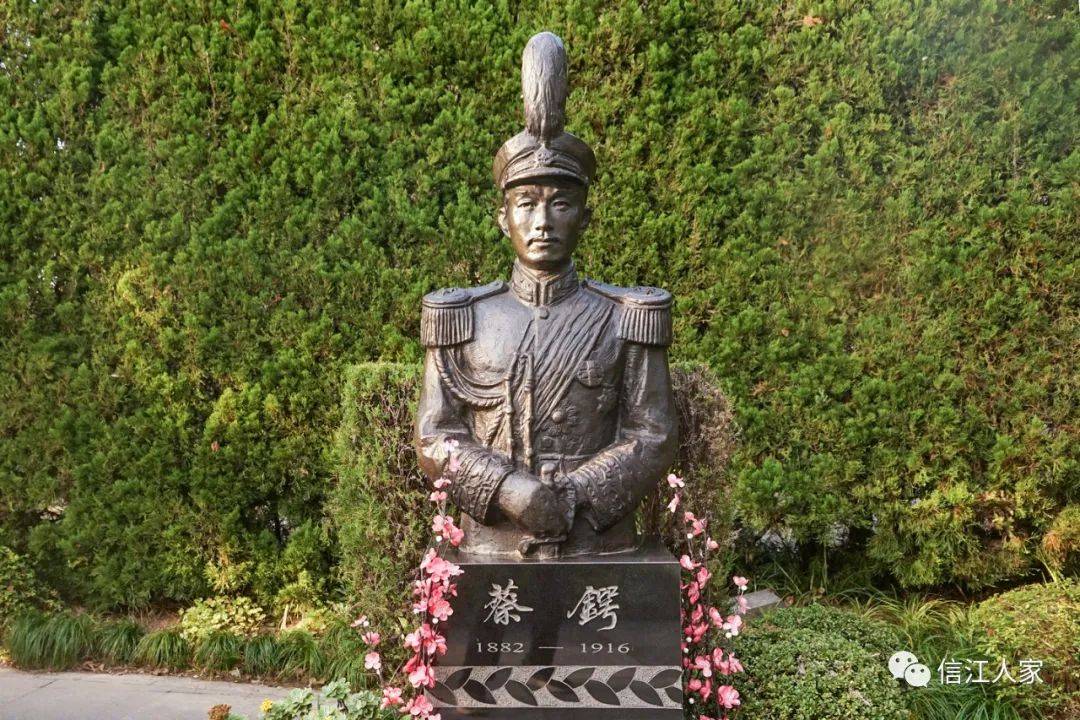 上海:海湾寝园名人雕像