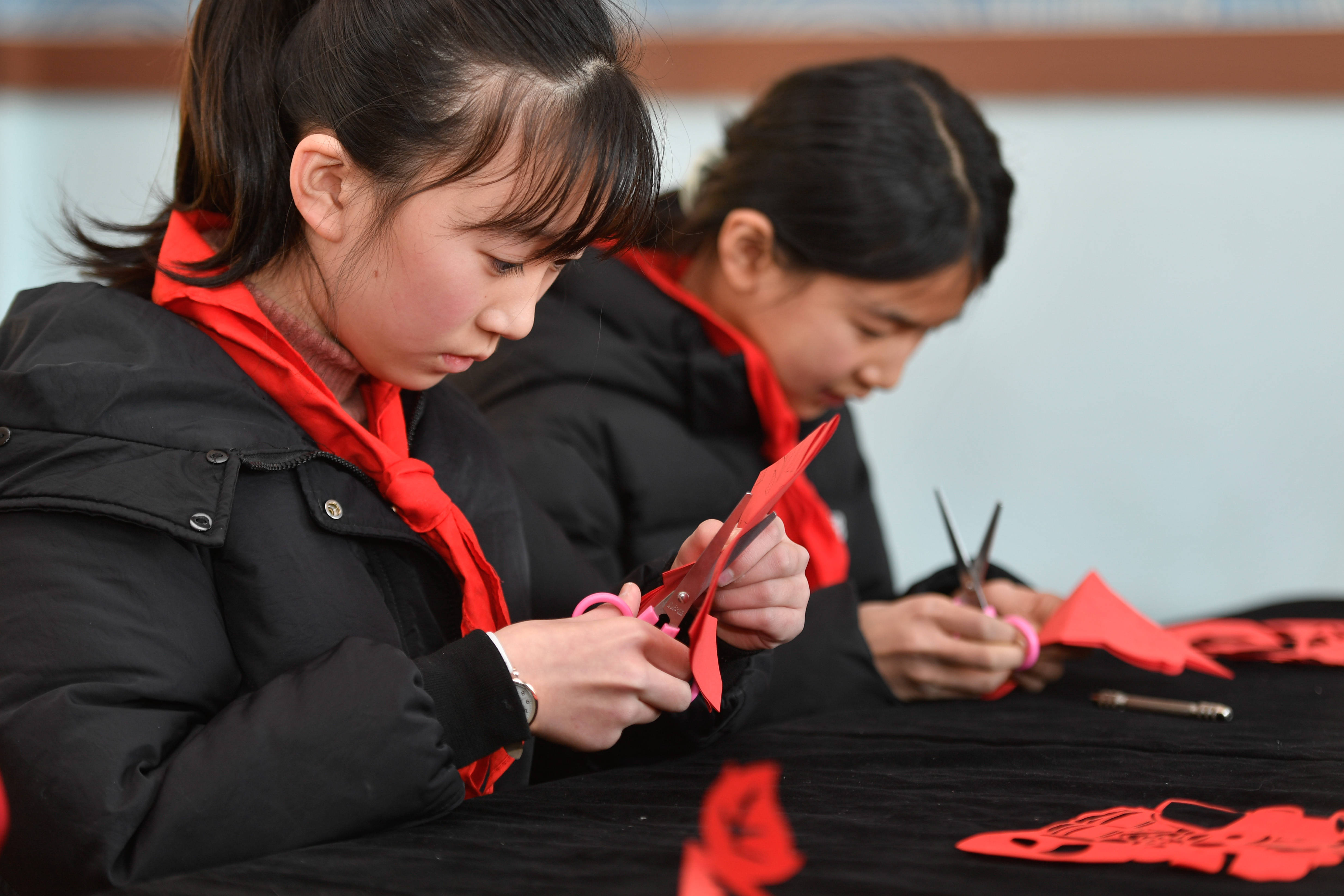 浙江省湖州市吴兴区第一小学利用课余时间开展迎新春民俗活动,学生在