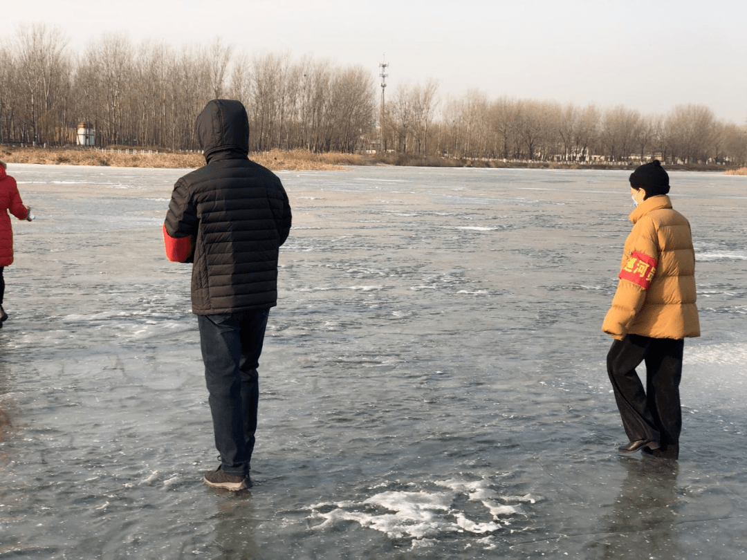 自进入冬季以来,水务局潮白河管理段的工作人员放弃假日,单日劝阻冰上