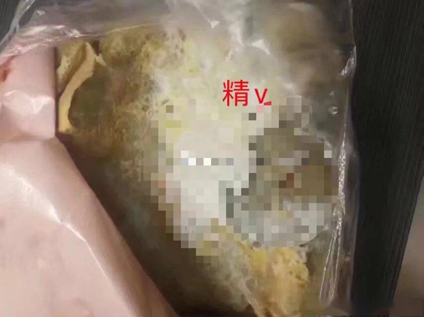 接着,男同事再若无其事地,看着女生把那份藏着j液的煎饼吃下去了!