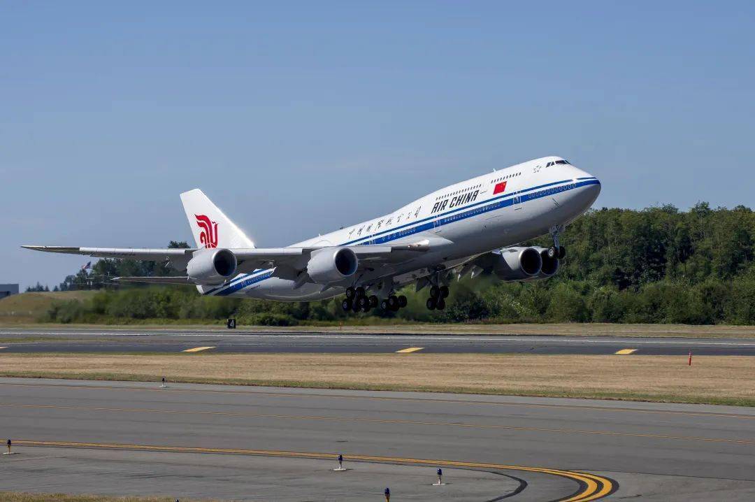 宽体客机波音747-8进行试飞