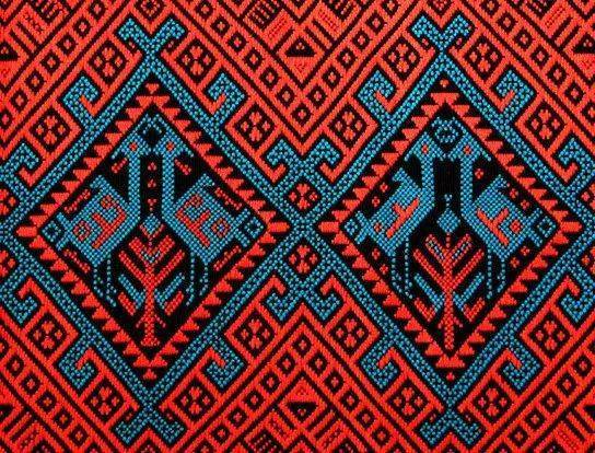 黎族织锦具有悠久的历史,制作精巧,色彩鲜艳,富有夸张和浪漫色彩,图案
