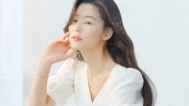 据说在韩国还有一个说法,70%-80%的韩国男性中都曾把电脑桌面换成过