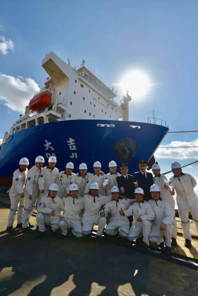 20xx年中国海员大浪之中救起10名遇险者