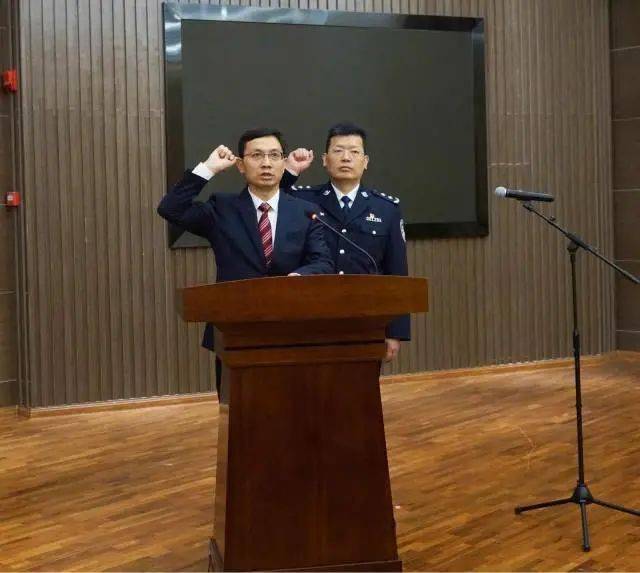 他从白大褂到白衬衫,从主治医师到市公安局局长
