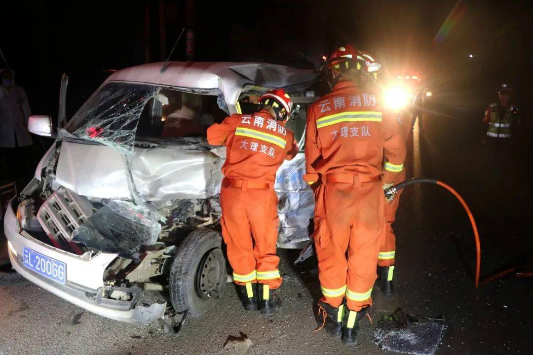 00时50分,宾川县金牛消防站立即出动2车11人前往车祸现场处置.