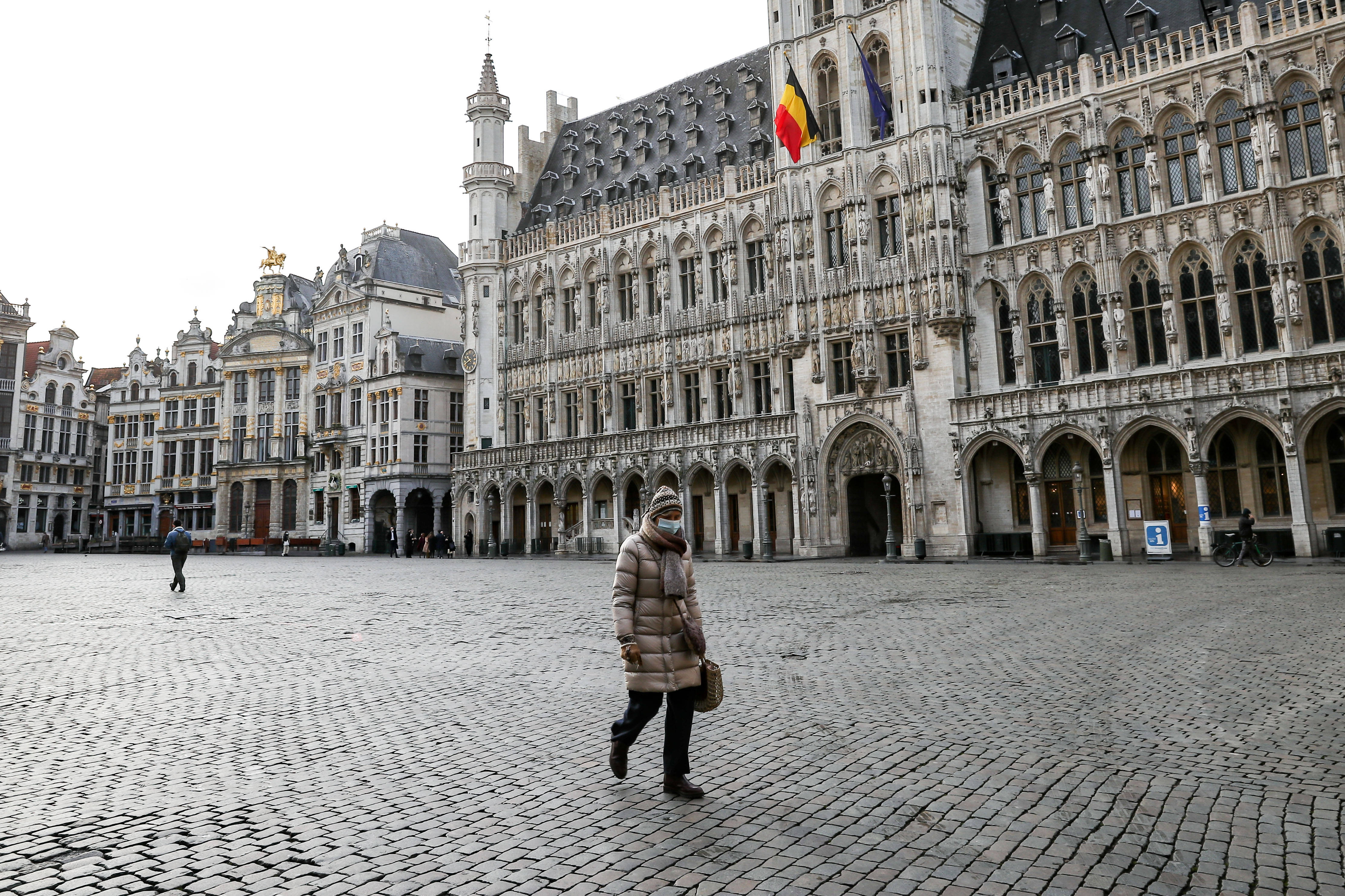 1月22日,一名行人走在比利时布鲁塞尔大广场上.