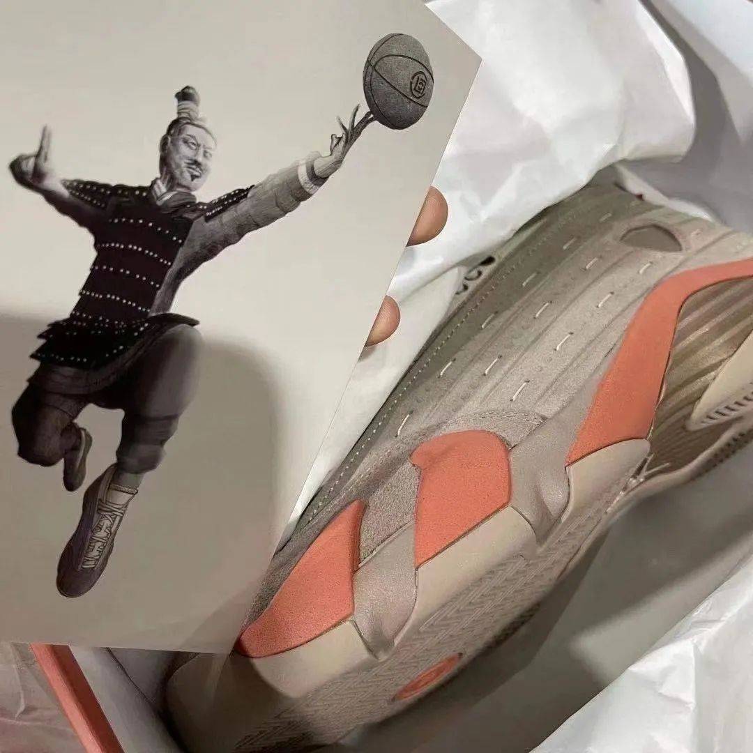 鞋盒上印有clot和jumpman logo,与之前发售的aj13兵马俑鞋盒基本没有