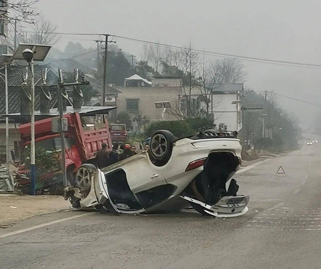 肇事车翻滚在地"四脚朝天"……_事故