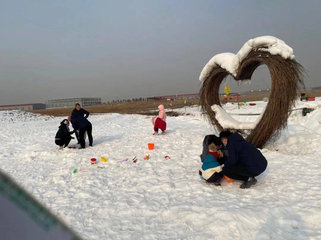 稻香冰雪世界 厚厚的积雪覆盖着地面 无论是玩雪地转转还是滑雪圈