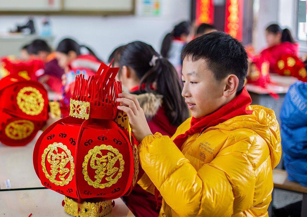 江苏南通小学生制作花灯迎接新年