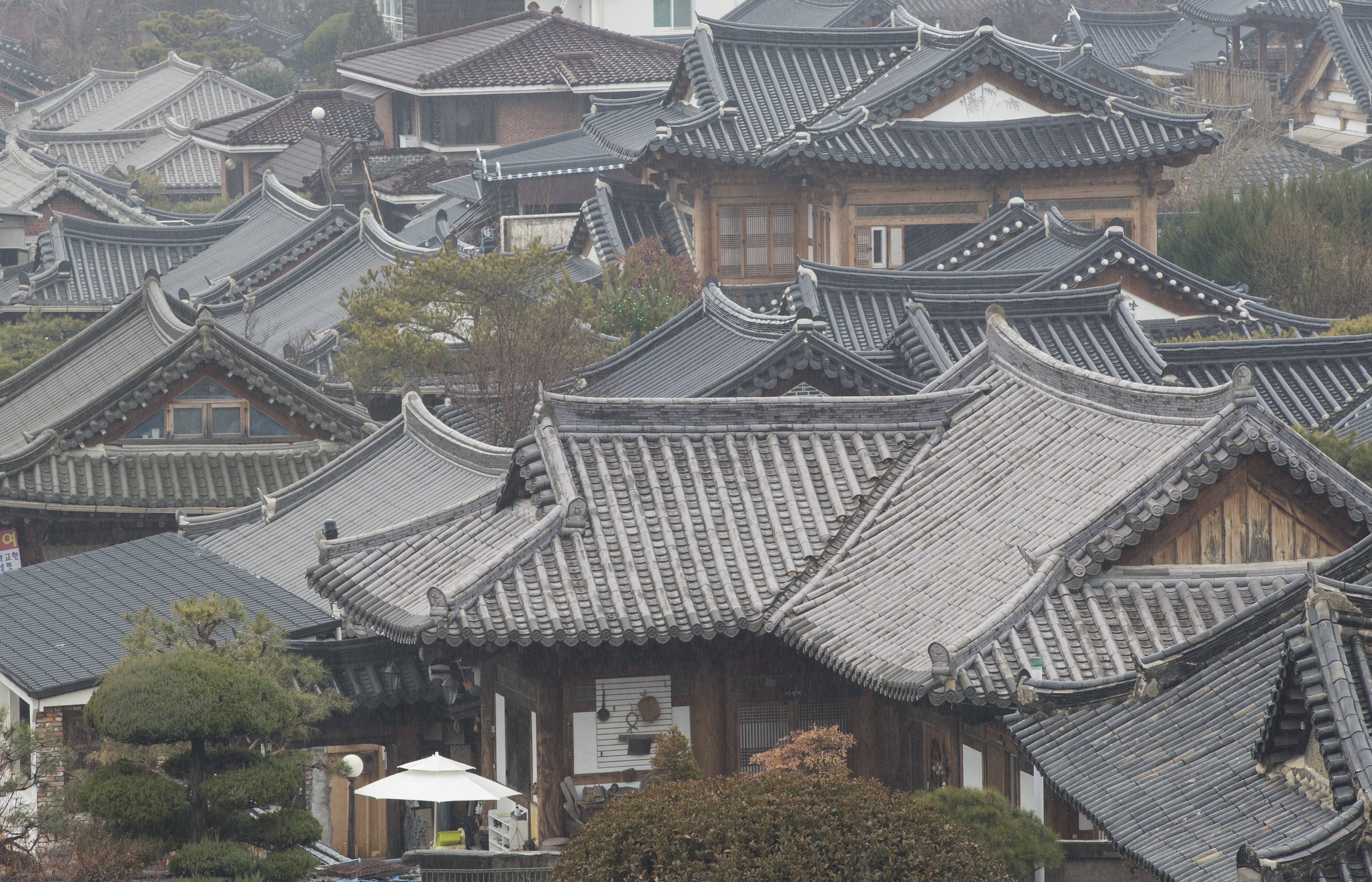 这是1月26日拍摄的韩国全罗北道全州韩屋村俯瞰图.