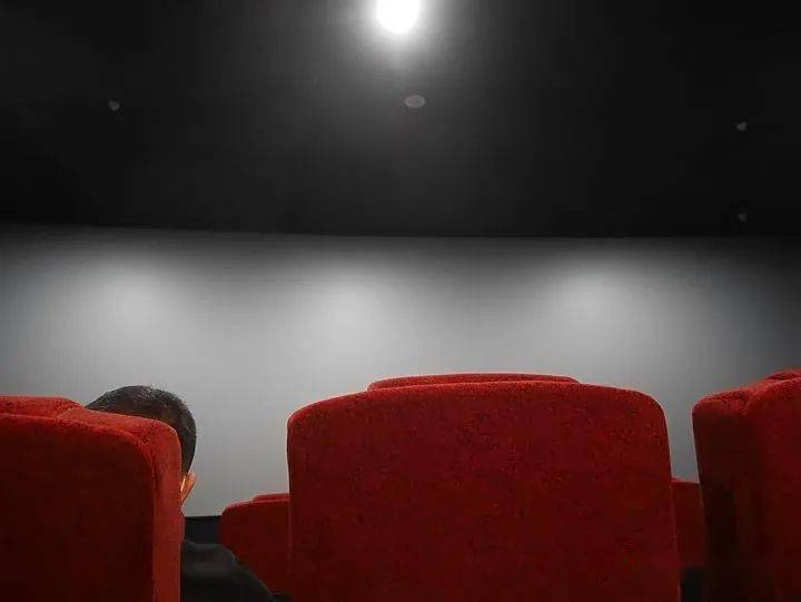青年在电影院看电影的照片(2020年10-12月篇)|跟宇宙结婚