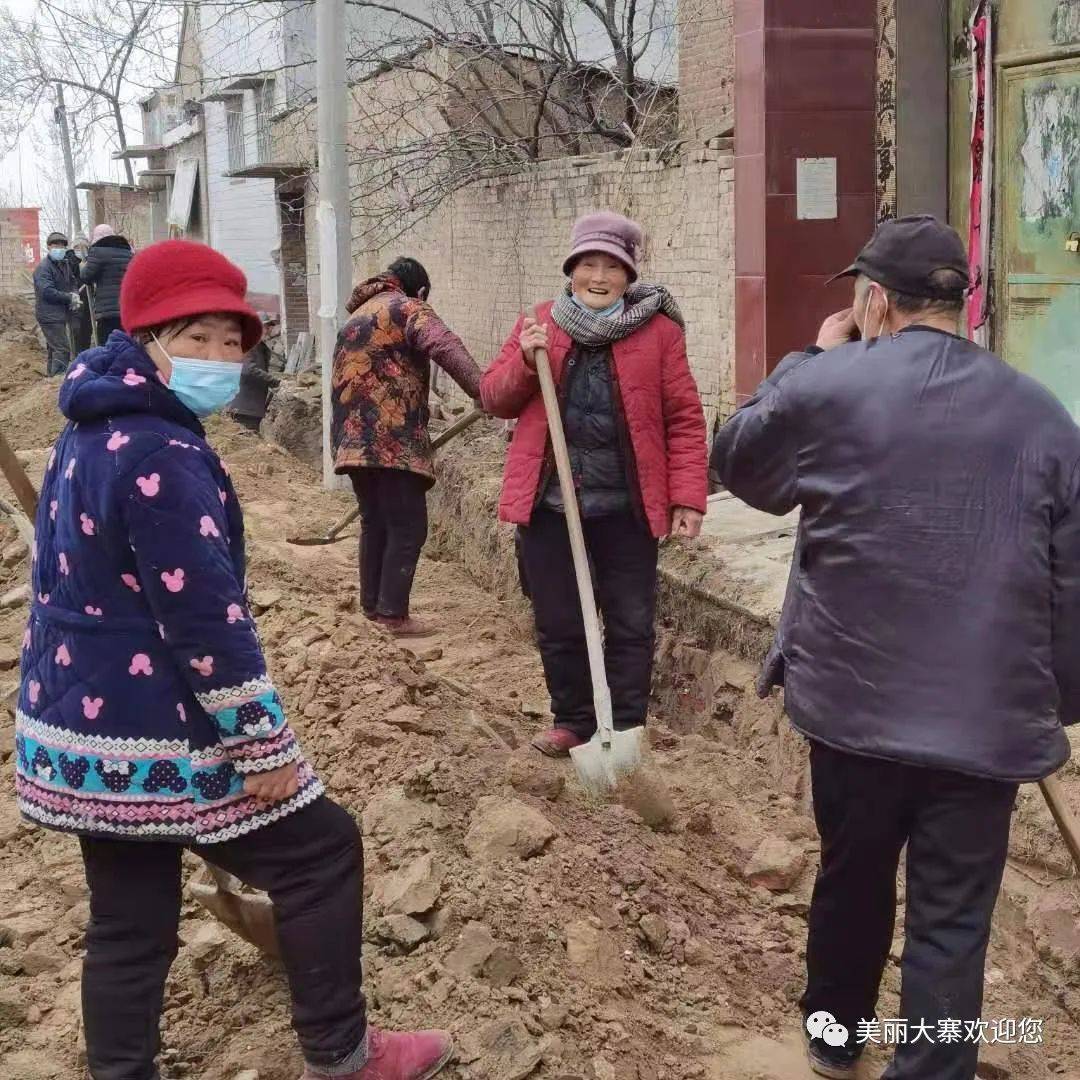 走进滑县大寨乡段寨村,一番如火如荼的基础设施建设景象映入眼帘:段寨