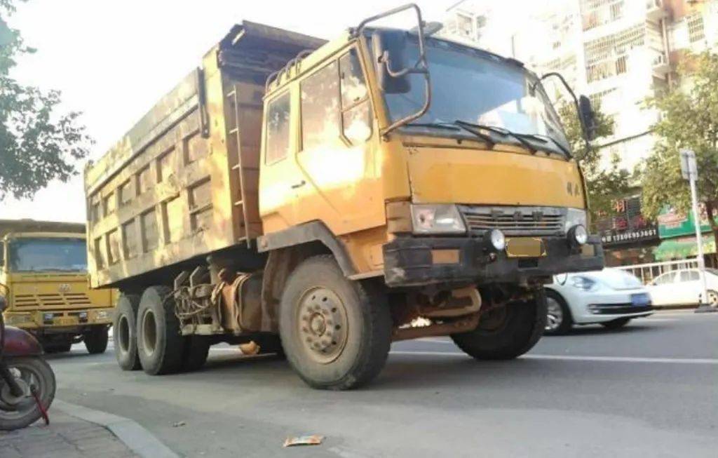 酷似解放j4的印度amw 带承重平衡器为超载而生的卡车