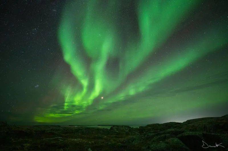 东格陵兰岛的因纽特人认为极光代表着在出生时夭折的孩子.