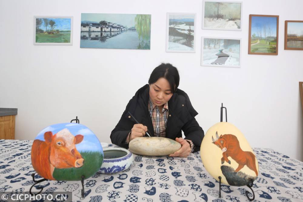 江苏泰州:艺人赶制生肖牛石头画