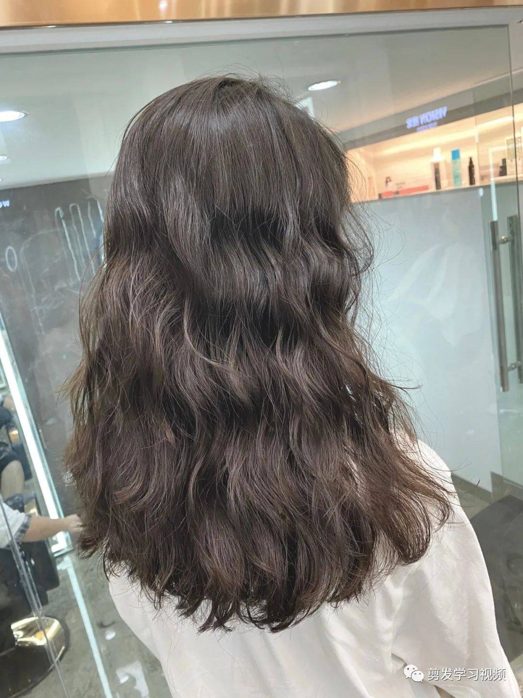 烫完可以让头顶增加蓬松度 烫一次美半年的卷发气质优雅  烫一次美