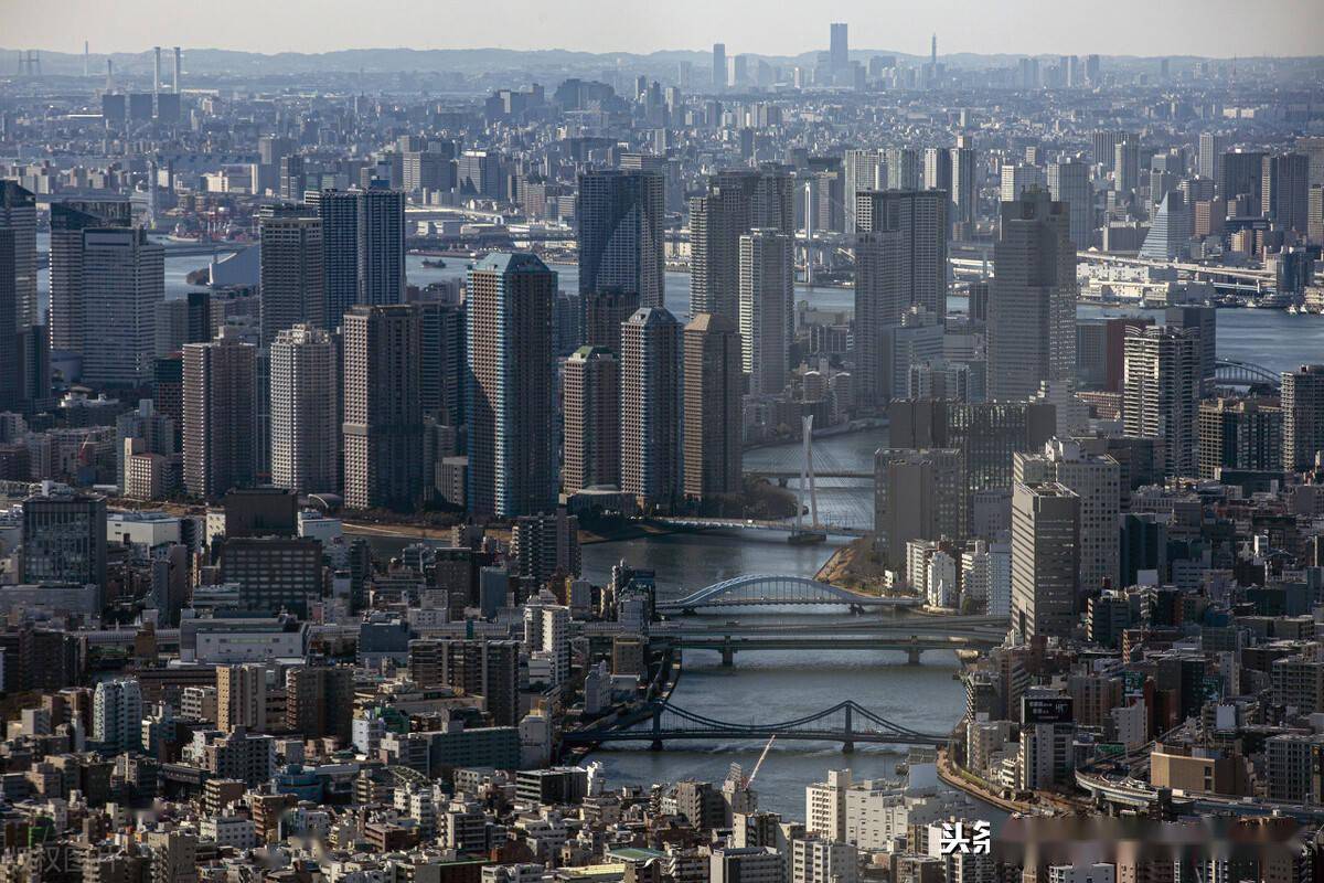 当地时间2021年1月29日,日本东京,航拍东京密密麻麻的高楼大厦,鳞次