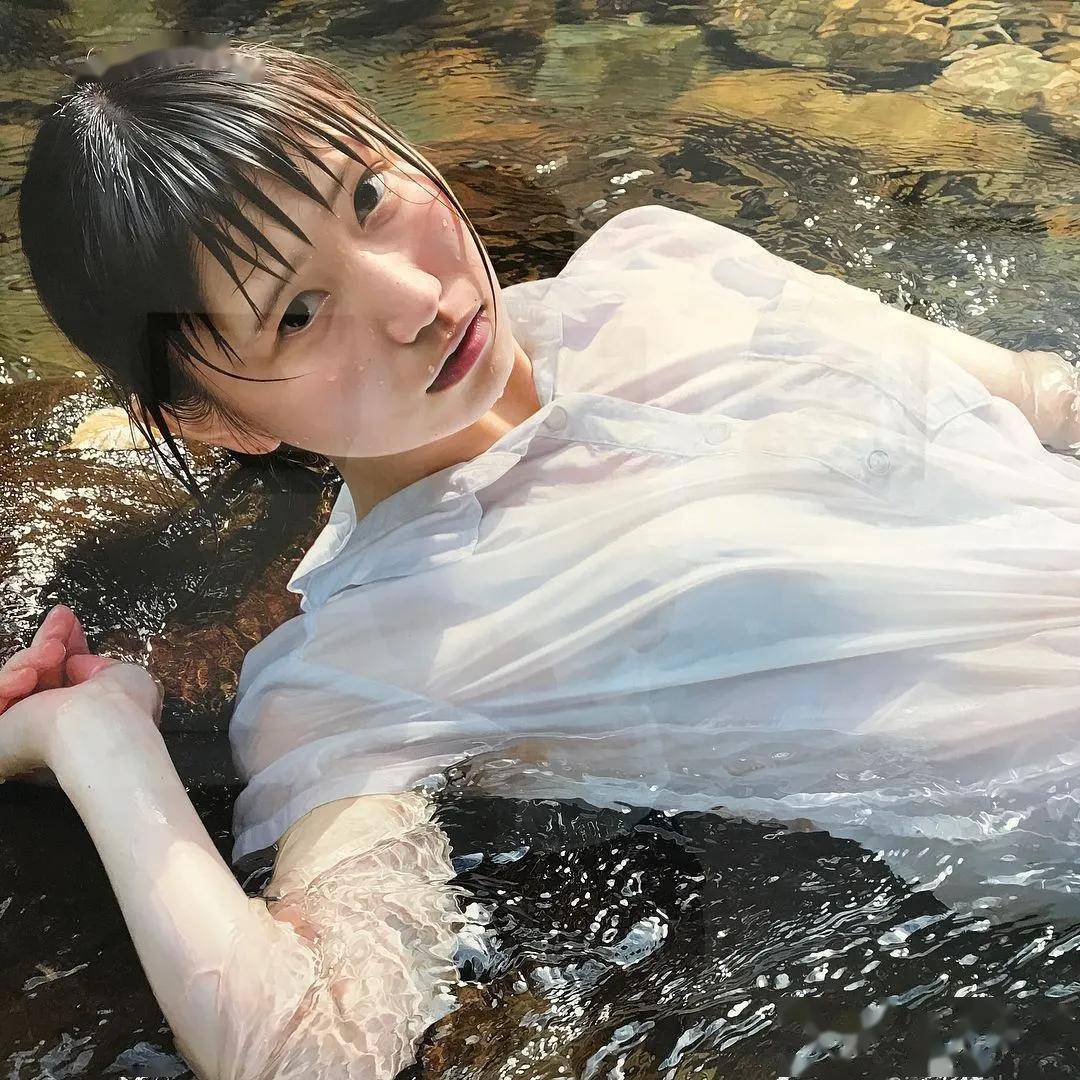 ▼凑近一看,妈呀,居然是一幅油画还以为是哪个少女在拍写真第一眼看的